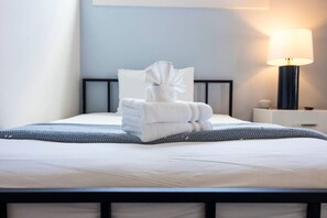 4 makuuhuonetta, työpöytä, silitysrauta/-lauta, vauvan matkasänky