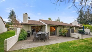 Outdoor dining - Fairways Silverado Golf  and Country (Napa)