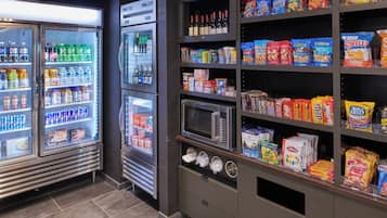 Zona de máquinas expendedoras con diversas opciones de comida y bebidas.