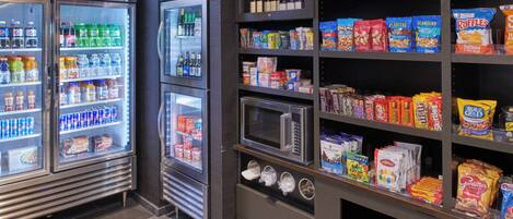 Zona de máquinas expendedoras con diversas opciones de comida y bebidas.