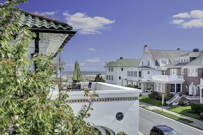 Newly Renovated Luxury Oceanfront Mansion with Private Pool, Pickleball Rackets