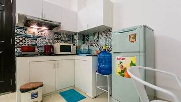 Kühlschrank, Ofen, Esstisch