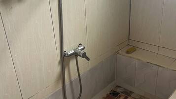 Dusche, HandtĂŒcher, Toilettenpapier