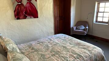 3 dormitorios, tabla de planchar con plancha, ropa de cama