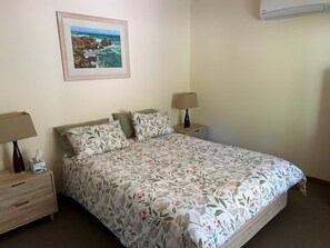 3 makuuhuonetta, silitysrauta/-lauta, vuodevaatteet