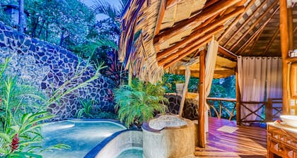 Romántico, escapada a la copa de un árbol con hamacas, vistas a la jungla y una piscina de inmersión compartida