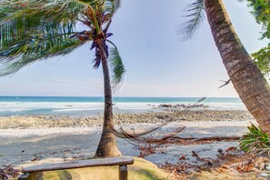 Beach nearby - Romantic, treetop getaway w/ hammocks, jungle, & beach views (Cabo Matapalo)