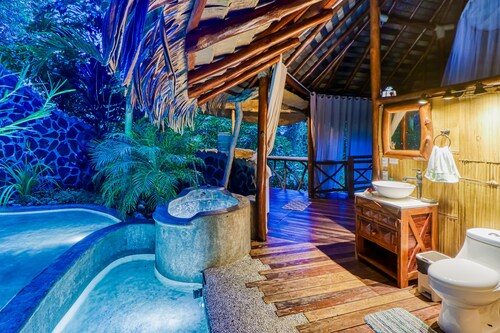 Romantic, treetop getaway w/ hammocks, jungle, & beach views