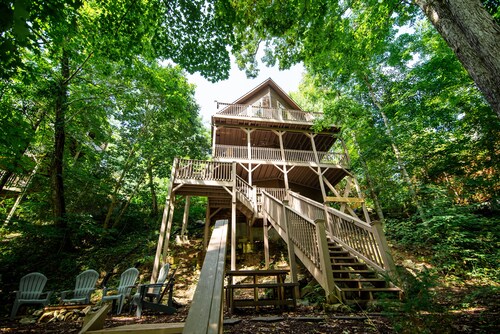 Lakefront w/ Private Dock, 7 BR,  Free Kayaks, Firepit, Hot Tub