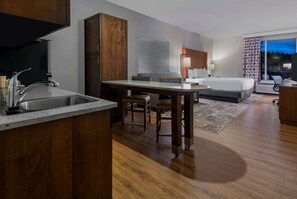 Desk, iron/ironing board, free WiFi, bed sheets - La Quinta Inn & Suites by Wyndham Flagstaff East I-40 (Flagstaff)