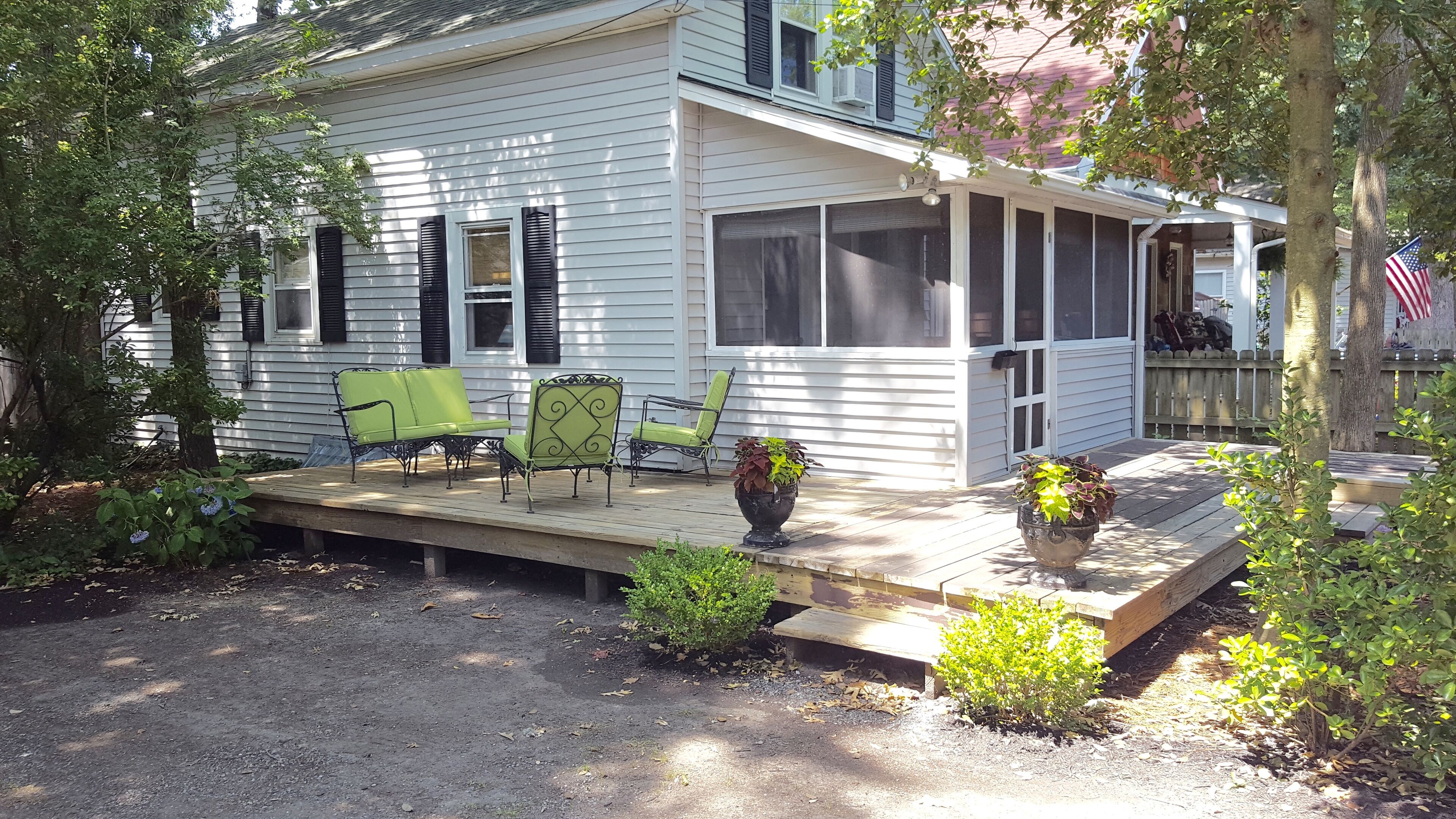 SIMPLISTIC LIVING Cute & Cozy Cottage in town -- walk/bike to beach!