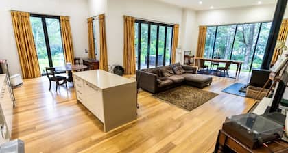 Superking suite! Immense salle de bain!<br>ConfidentialitĂ© dans la forĂȘt, Ă 10 minutes des plages!
