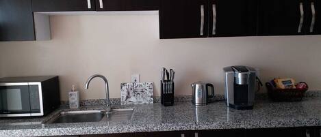 Réfrigérateur, four à micro-ondes, cafetiÚre-théiÚre