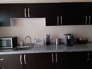 Jääkaappi, mikroaaltouuni, kahvin-/teenkeitin, vedenkeitin