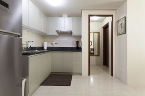 Kühlschrank, Mikrowelle, Herdplatte, Wasserkocher mit Kaffee-/Teezubehör