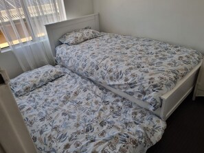 2 makuuhuonetta, silitysrauta/-lauta, ilmainen Wi-Fi, vuodevaatteet