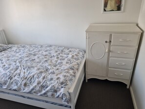 2 chambres, fer et planche à repasser, accès au Wi-Fi (inclus)