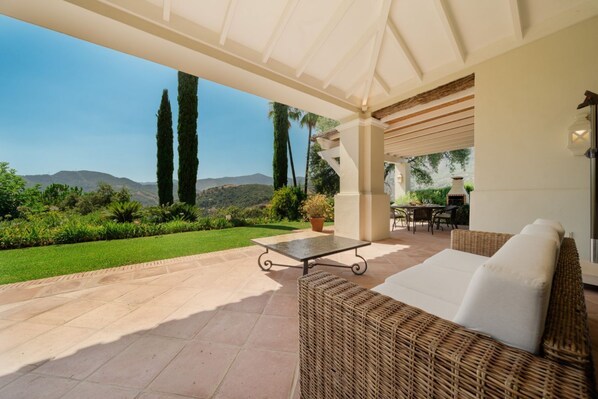 Outdoor dining - La Zagaleta, Benahavís – Villa with private pool and mountain views (Benhavis)