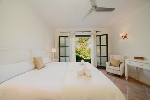 4 bedrooms, WiFi, bed sheets - La Zagaleta, Benahavís – Villa with private pool and mountain views (Benhavis)