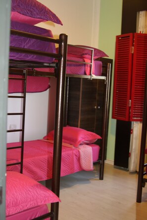 Dormitorio compartido, solo para mujeres | Servicios de la habitación