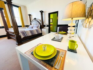 1 habitación, tabla de planchar con plancha, wifi gratis y ropa de cama 