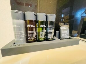 Regadera, secadora de cabello, toallas, jabón 