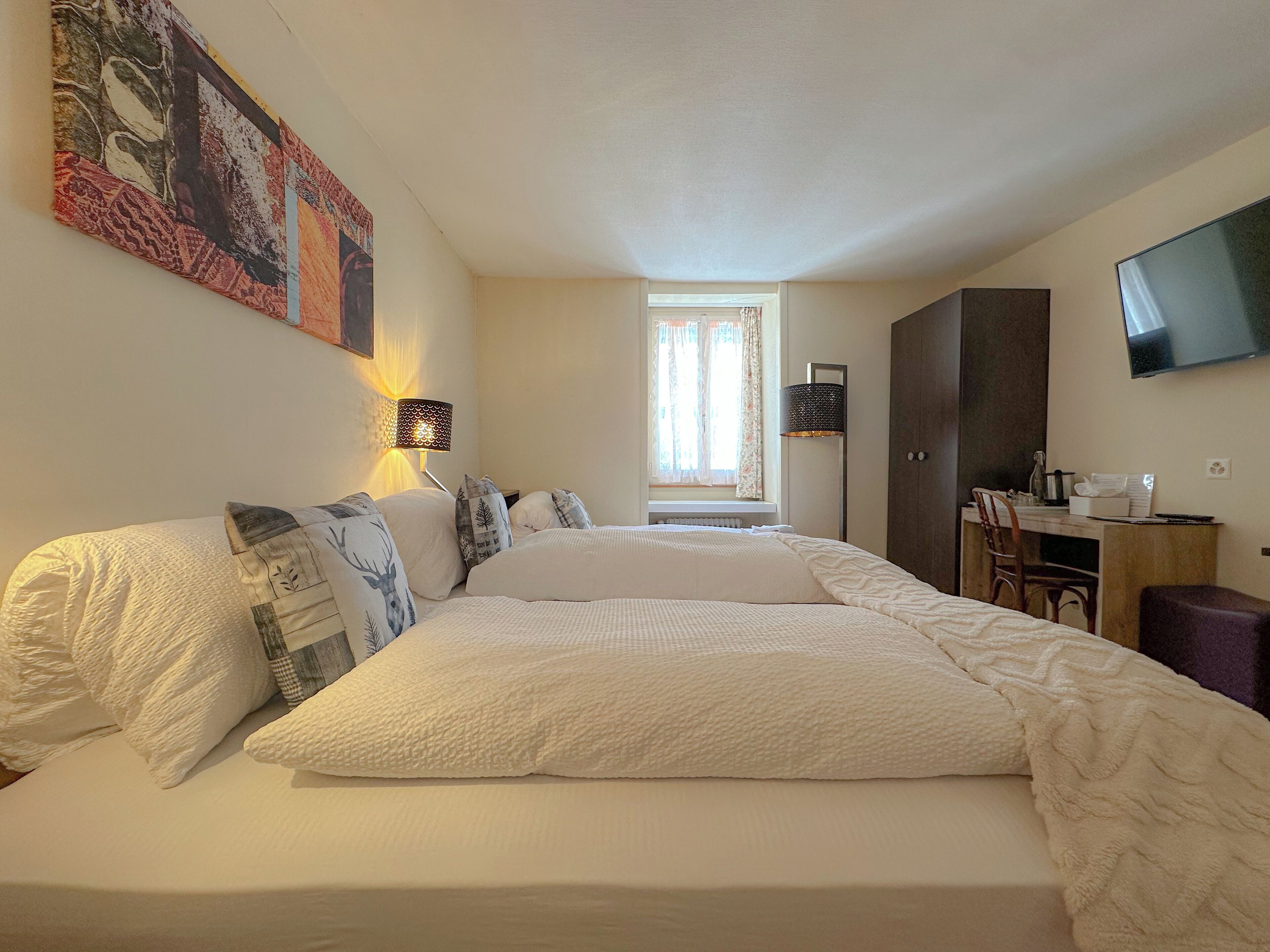 Habitación triple clásica | Tabla de planchar con plancha y ropa de cama