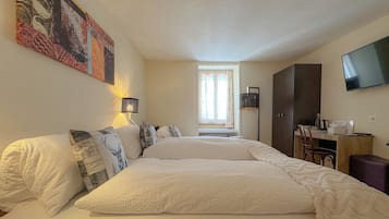 Classic Triple Room | Iron/ironing board, bed sheets