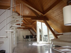 Deluxe Apartment (Maisonette) | Living area | 80-cm Smart TV with cable channels - Hotel Harder Minerva (Interlaken)