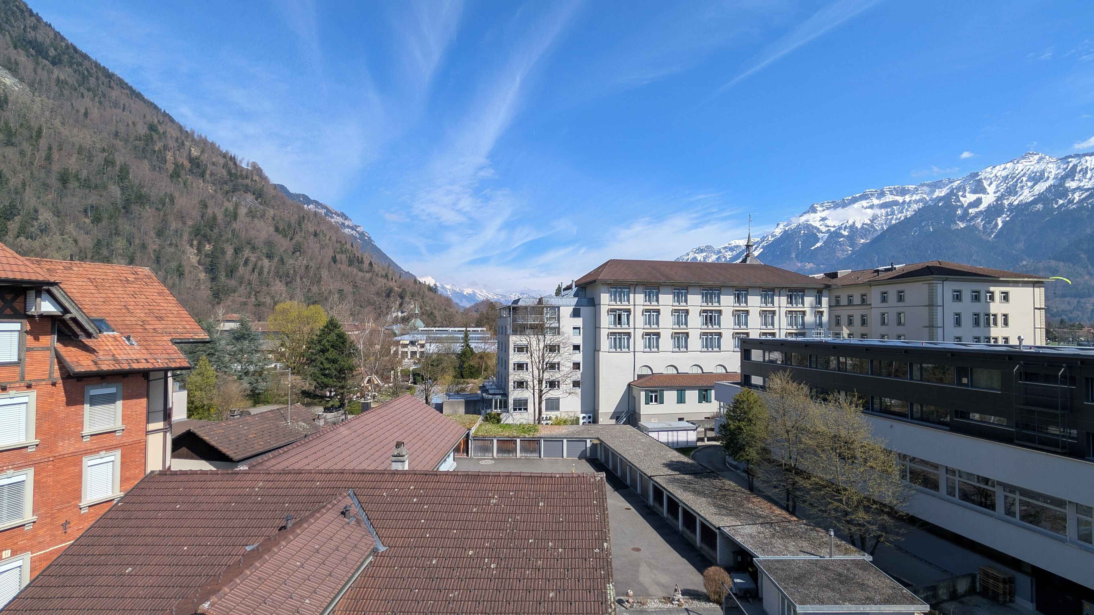 Une ville avec des bâtiments, une montagne et un ciel dégagé.