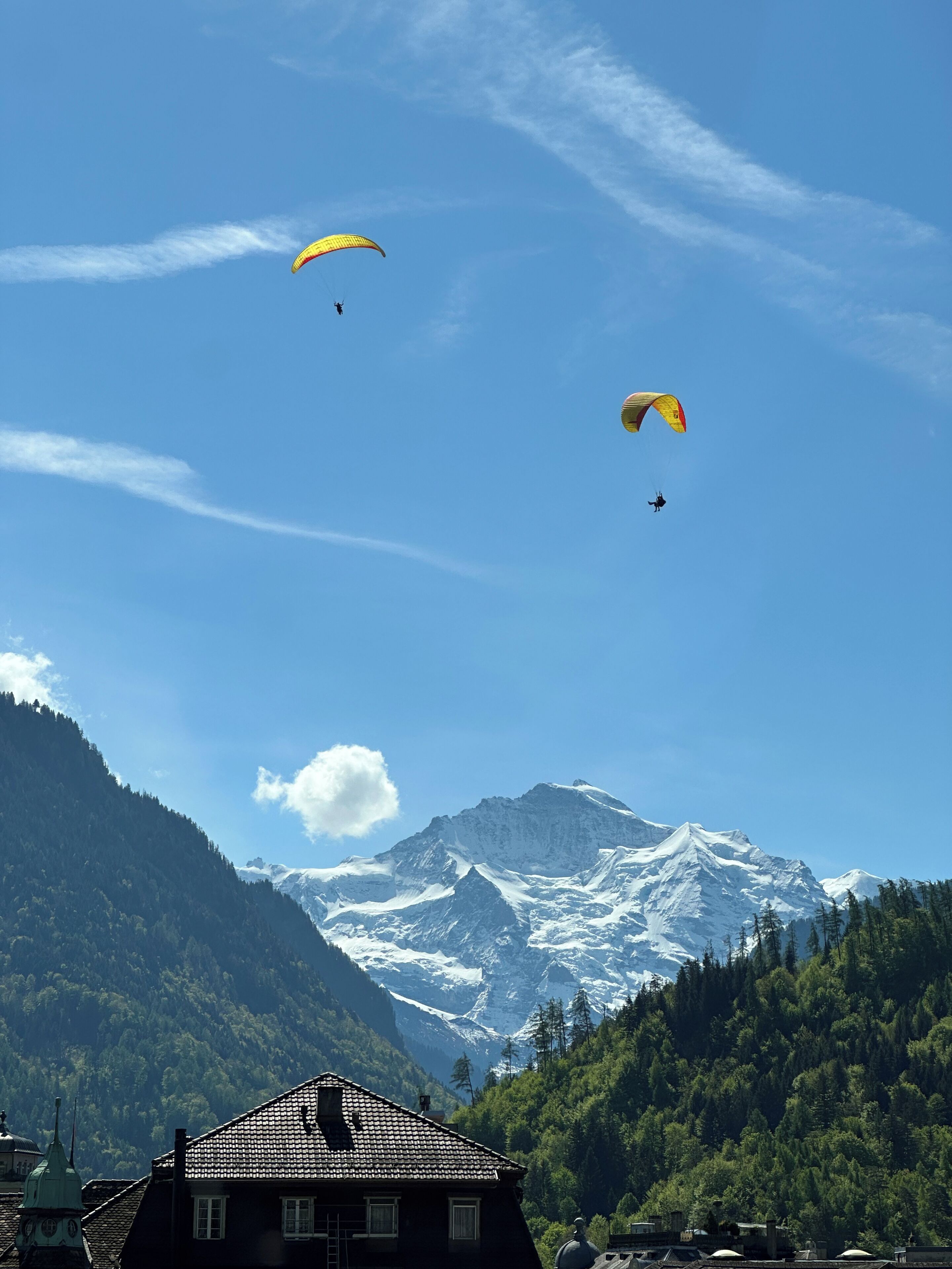Eine Berglandschaft mit schneebedeckten Gipfeln und blauem Himmel.