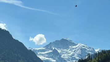Eine Berglandschaft mit schneebedeckten Gipfeln und blauem Himmel.