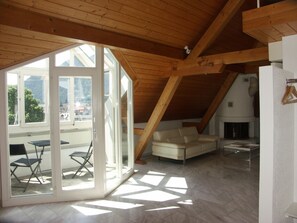 Deluxe Apartment (Maisonette) | Living area | 80-cm Smart TV with cable channels - Hotel Harder Minerva (Interlaken)