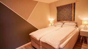 2 عدّة غرف نوم وبديكورات فريدة لكل غرفة وطراز فريد لكل وحدة ومكتب