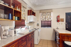 Réfrigérateur, micro-ondes, plaque de cuisson, cafetière/bouilloire