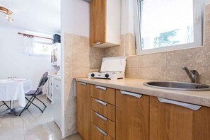 Fridge, stovetop - Studio near the center (Vrbnik)