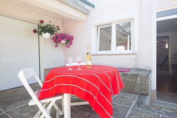 تناول الطعام بالخارج