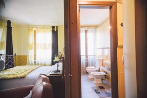 Design Triple Room, Balcony, River View (Yellow) | Bathroom