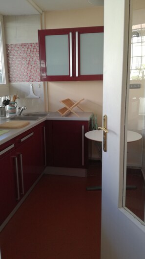 Køleskab, mikrobølgeovn, ovn, kogeplade