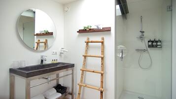 Baignoire, sĂšche-cheveux, serviettes fournies, savon
