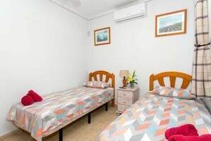 4 habitaciones, tabla de planchar con plancha, wifi y ropa de cama 