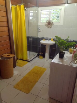 Shower, towels, soap, shampoo - Quietessence ........... Here here bàs ...... (Le François)