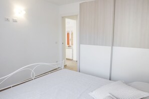 A bedroom with a bed, a wardrobe, and a door leading to a balcony. - S186 - Sirolo, wonderful sky-earth in the historic center (Sirolo)