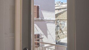 A balcony with a view of a stone building and a street lamp. - S186 - Sirolo, wonderful sky-earth in the historic center (Sirolo)