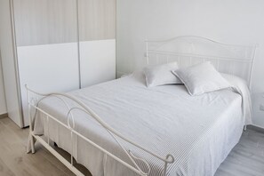 3 bedrooms, bed sheets - S186 - Sirolo, wonderful sky-earth in the historic center (Sirolo)