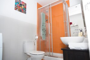 Free toiletries, hair dryer, towels - Summer Apartments Grand Center (Madrid)