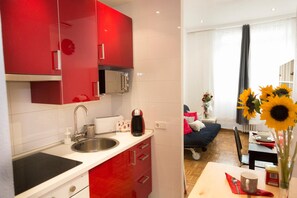Fridge, microwave, oven, stovetop - Summer Apartments Grand Center (Madrid)