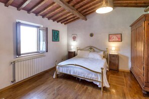 3 slaapkamers, een strijkplank/strijkijzer, wifi, beddengoed