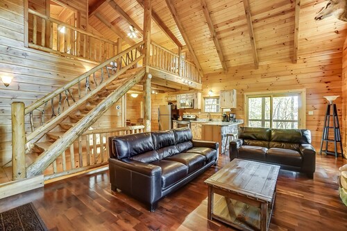 Authentic Log Cabin: King Bed + Hot Tub + Fire Pit