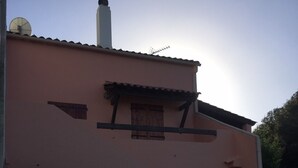 A building with a pink facade, a chimney, and a satellite dish. - T4 plus T2 independent. (Pietrosella)
